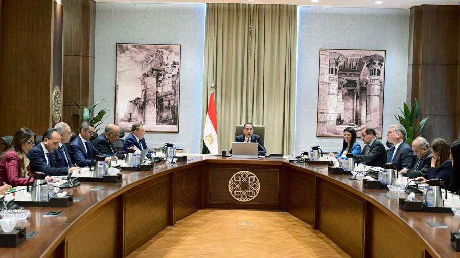 رئيس الوزراء يتابع موقف تنفيذ مشروعات الطاقة المُتجددة وربطها على الشبكة القومية للكهرباء بحضور محافظ المركزي  رئيس الوزراء يتابع موقف تنفيذ مشروعات الطاقة المُتجددة وربطها على الشبكة القومية للكهرباء بحضور محافظ المركزي