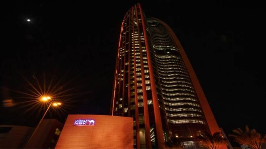 مقر بنك الكويت الوطني مضاء باللون البرتقالي