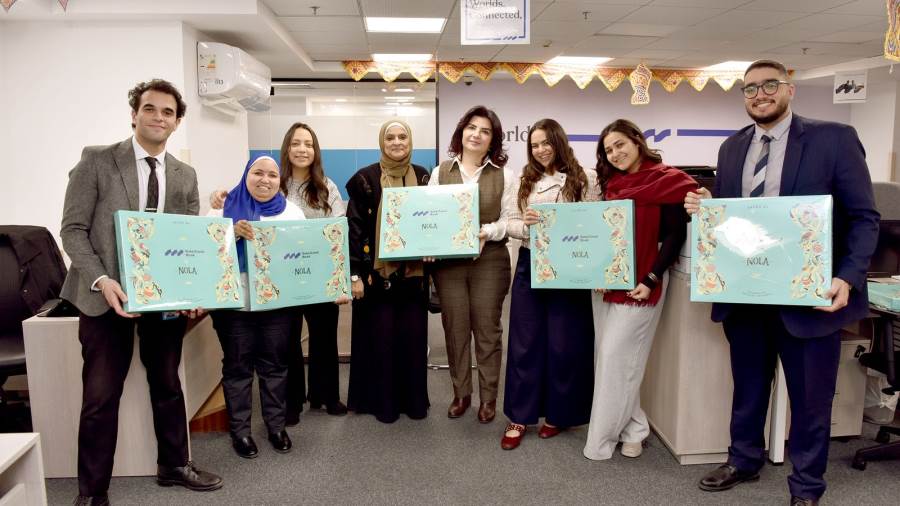 بنك قناة السويس يشارك موظفيه فرحة عيد الفطر بتوزيع كحك العيد بنك قناة السويس يشارك موظفيه فرحة عيد الفطر بتوزيع كحك العيد