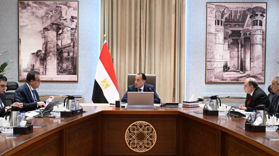رئيس الوزراء يتابع موقف توافر المستحضرات الدوائية والخامات الفعالة بالسوق المصرية للدواء بحضور مساعد محافظ المركزي رئيس الوزراء يتابع موقف توافر المستحضرات الدوائية والخامات الفعالة بالسوق المصرية للدواء بحضور مساعد محافظ المركزي