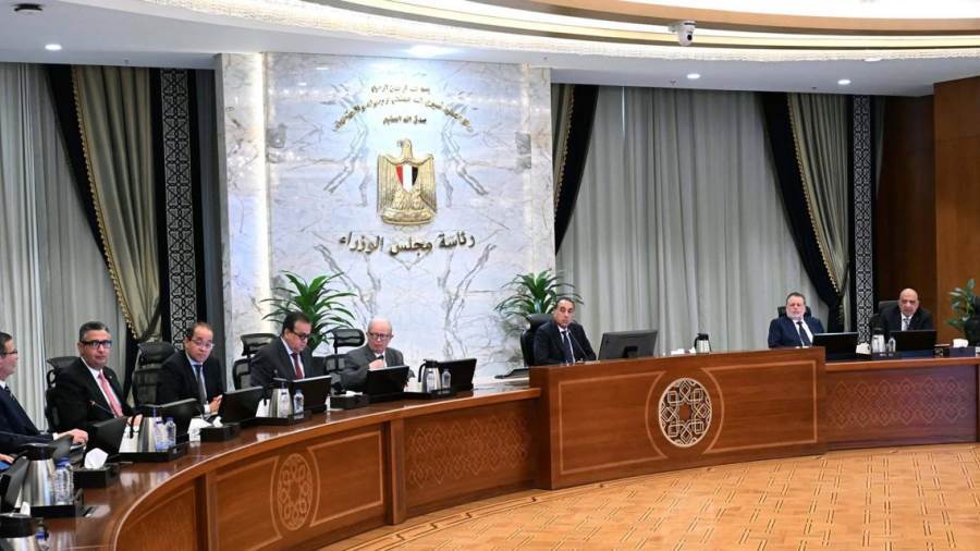 رئيس الوزراء يترأس اجتماع اللجنة المركزية لإدارة الأزمات بحضور محافظ المركزي رئيس الوزراء يترأس اجتماع اللجنة المركزية لإدارة الأزمات بحضور محافظ المركزي