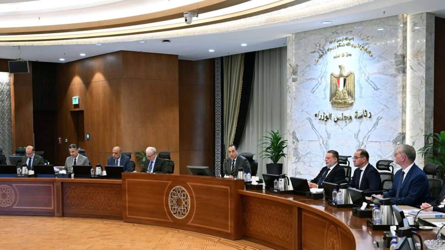 رئيس الوزراء يترأس اجتماع اللجنة المركزية لإدارة الأزمات بحضور محافظ المركزي رئيس الوزراء يترأس اجتماع اللجنة المركزية لإدارة الأزمات بحضور محافظ المركزي