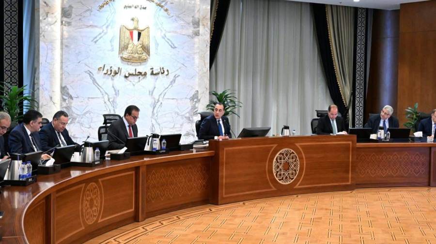 رئيس الوزراء يتابع توافر مخزون الأدوية وسداد مستحقات الشركات بحضور مساعد محافظ البنك المركزي رئيس الوزراء يتابع توافر مخزون الأدوية وسداد مستحقات الشركات بحضور مساعد محافظ البنك المركزي