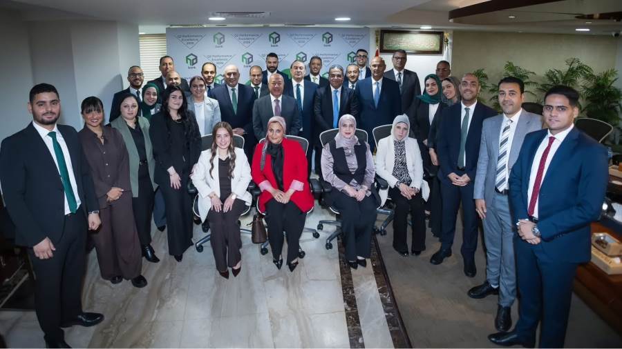 بنك التعمير والإسكان يكرّم موظفي قطاع التجزئة المصرفية تقديرًا لأدائهم المتميز بنك التعمير والإسكان يكرّم موظفي قطاع التجزئة المصرفية تقديرًا لأدائهم المتميز