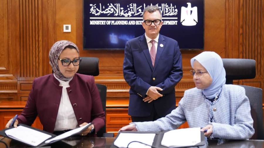 وزير التخطيط والتنمية الاقتصادية يشهد تسوية مديونية محافظة الوادي الجديد لـ "الاستثمار القومي" بـ 222.7 مليون جنيه وزير التخطيط والتنمية الاقتصادية يشهد تسوية مديونية محافظة الوادي الجديد لـ "الاستثمار القومي" بـ 222.7 مليون جنيه