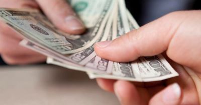 لماذا تراجع سعر صرف الدولار أمام الجنيه أمس؟