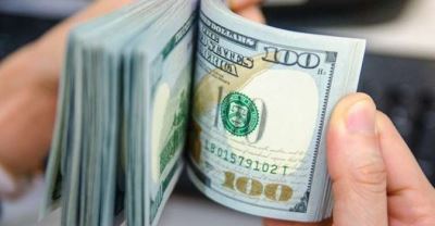 الدولار يرتفع هامشيًا أمام العملات الأخرى بعد أسابيع من الخسائر