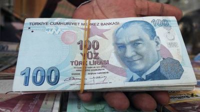 الليرة التركية تواصل تراجعها وتنخفض 20% أمام الدولار منذ بداية العام