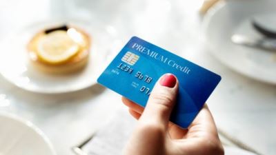 ما هي أنواع البطاقات البنكية وما الفرق بين الـ Debit والـ Credit؟