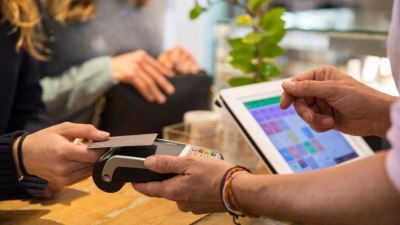 تسوق بأمان مع خاصية Wave & go ببطاقات كريدي أجريكول اللاتلامسية الجديدة