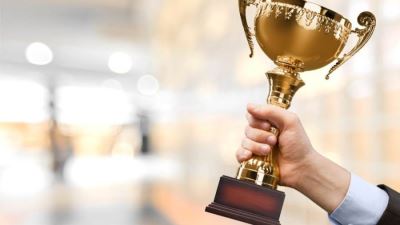 احتفال موظفي المصرف المتحد الفائزين بجوائز التميز 2020 «صور»