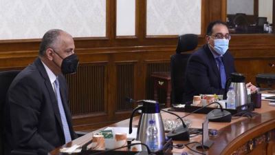 رئيس الوزراء يستعرض عددا من الملفات المشتركة بين الحكومة والبنك المركزي