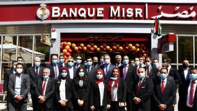 وزير الشباب والرياضة يفتتح فرع بنك مصر بنادي «النادي» بشيراتون «صور»