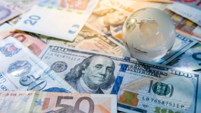 أسعار العملات اليوم الثلاثاء: تباين الإسترليني واليورو واستقرار الريال السعودي