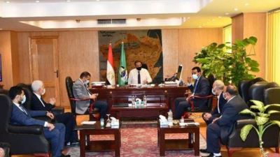محافظ الفيوم يستعرض مع مسؤولي بنكي الأهلي والزراعي تمويل مشروعات الري الحديث