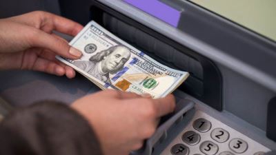 اسأل بنكي: ما هي خطوات تحويل العملات الأجنبية عبر ماكينات ATM والبنوك التي تتيح الخدمة؟