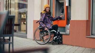 15 بنكًا يقدم باقة من المنتجات والخدمات المجانية احتفالًا باليوم العالمي لذوي الهمم