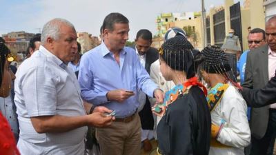 رئيس الزراعي المصري ومحافظ الوادي الجديد يتفقدان أعمال تطوير فرع البنك بالداخلة