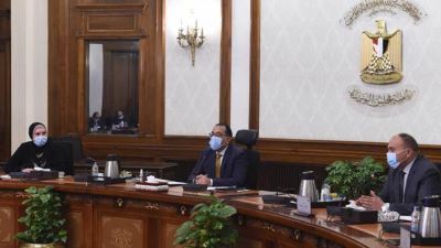 مدبولي يترأس اجتماعاً بحضور مسؤولي البنك المركزي لتيسير استيراد مستلزمات الإنتاج