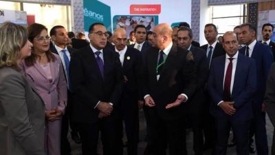 رئيس الوزراء يتفقد أجنحة البنوك المشاركة في اجتماعات مجموعة البنك الإسلامي للتنمية