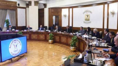 رئيس الوزراء يترأس اجتماع اللجنة الوزارية للإنتاج بحضور نائب محافظ البنك المركزي