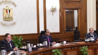 رئيس الوزراء يتابع موقف تطبيق منظومة الشحن المسبق بحضور محافظ البنك المركزي