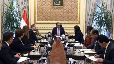 رئيس الوزراء يلتقي نائب رئيس البنك الأوروبي لإعادة الإعمار والتنمية والوفد المرافق له