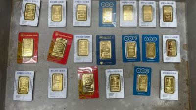 جمارك مطار سوهاج الدولي تضبط محاولتى تهريب عدد من السبائك الذهبية