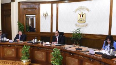 رئيس الوزراء يناقش زيادة تدفق الاستثمارات الأجنبية بحضور محافظ البنك المركزي