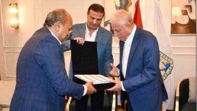 محافظ جنوب سيناء ورئيس البنك الزراعي يسلمان مساهمات غذائية للعمال والأسر الأولى بالرعاية