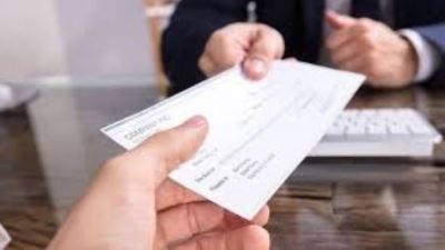 ما هي خطوات صرف الشيكات من البنوك؟