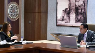 رئيس الوزراء يتابع مع وزيرة الهجرة عدداً من التيسيرات والمُحفزات المقدمة للمصريين بالخارج