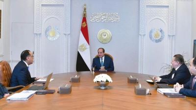 السيسي يجتمع برئيس الوزراء ومحافظ المركزي لمتابعة ملفات العمل الحكومي