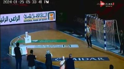 البنك الأهلي المصري يفاجئ الجماهير بروبوت يتحدى حارس المرمى في بطولة كأس الأمم الإفريقية لكرة اليد