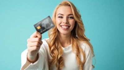 البنوك تقدم باقة من الخدمات والمنتجات المجانية بمناسبة "اليوم العالمي للمرأة"..الجمعة المُقبلة