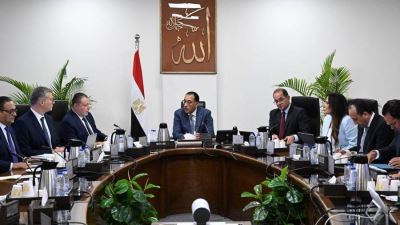 رئيس الوزراء ومحافظ المركزي يستعرضان احتياجات قطاع البترول وجهود زيادة المنتجات البترولية