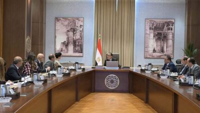 رئيس الوزراء يستعرض جهود الحكومة في جذب الاستثمار الأجنبي بحضور نائب محافظ البنك المركزي