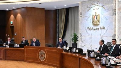 رئيس الوزراء يترأس اجتماع المجموعة الوزارية الاقتصادية بحضور محافظ المركزي